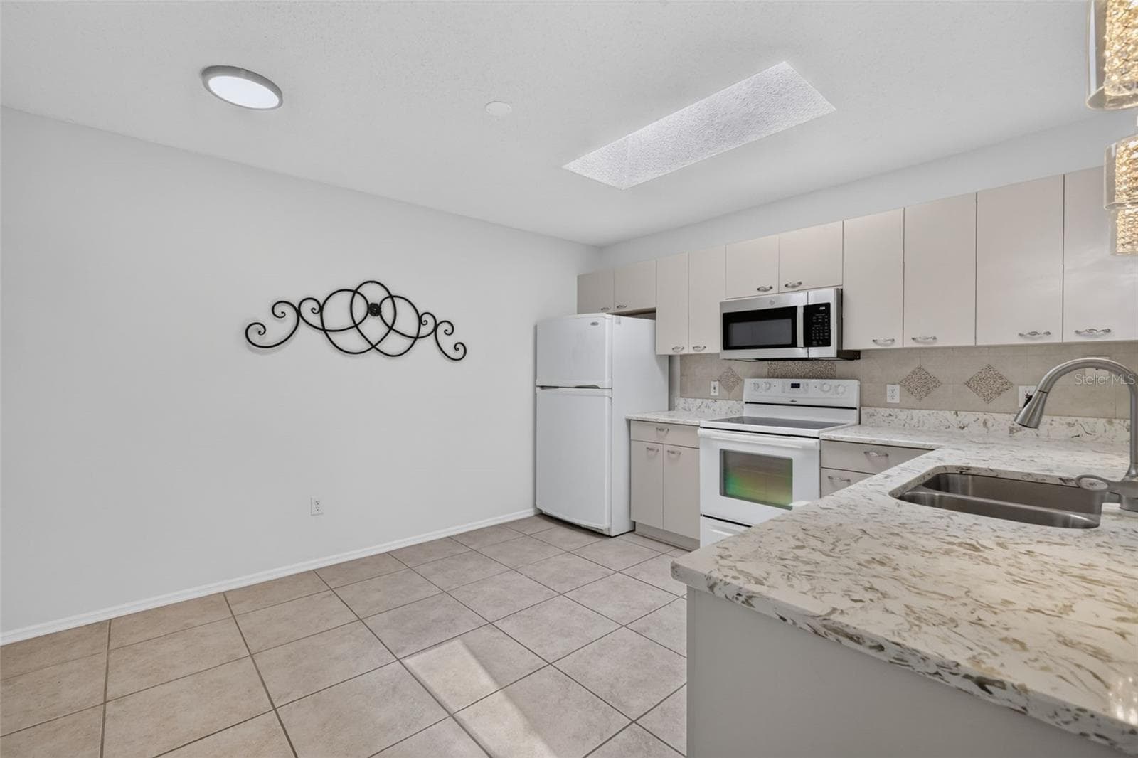 Villa at 1606 CAMPOS DR, THE VILLAGES, photo 8 of 43