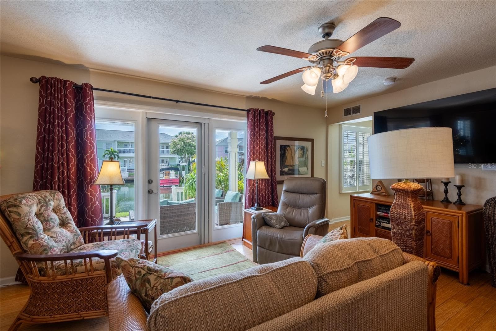 Living Room - 5132 BEACH DR SE #C, ST PETERSBURG