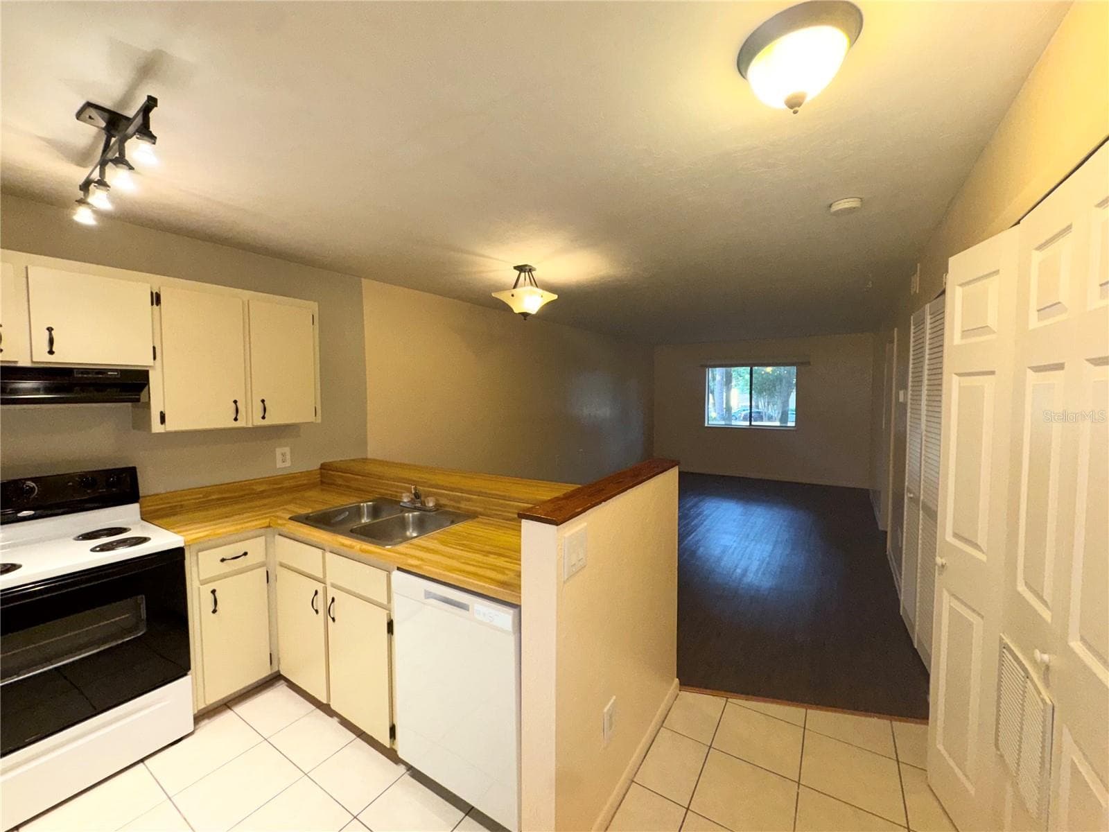 Condominium at 109 SE 16TH AVE #Q101, GAINESVILLE, photo 2 of 15