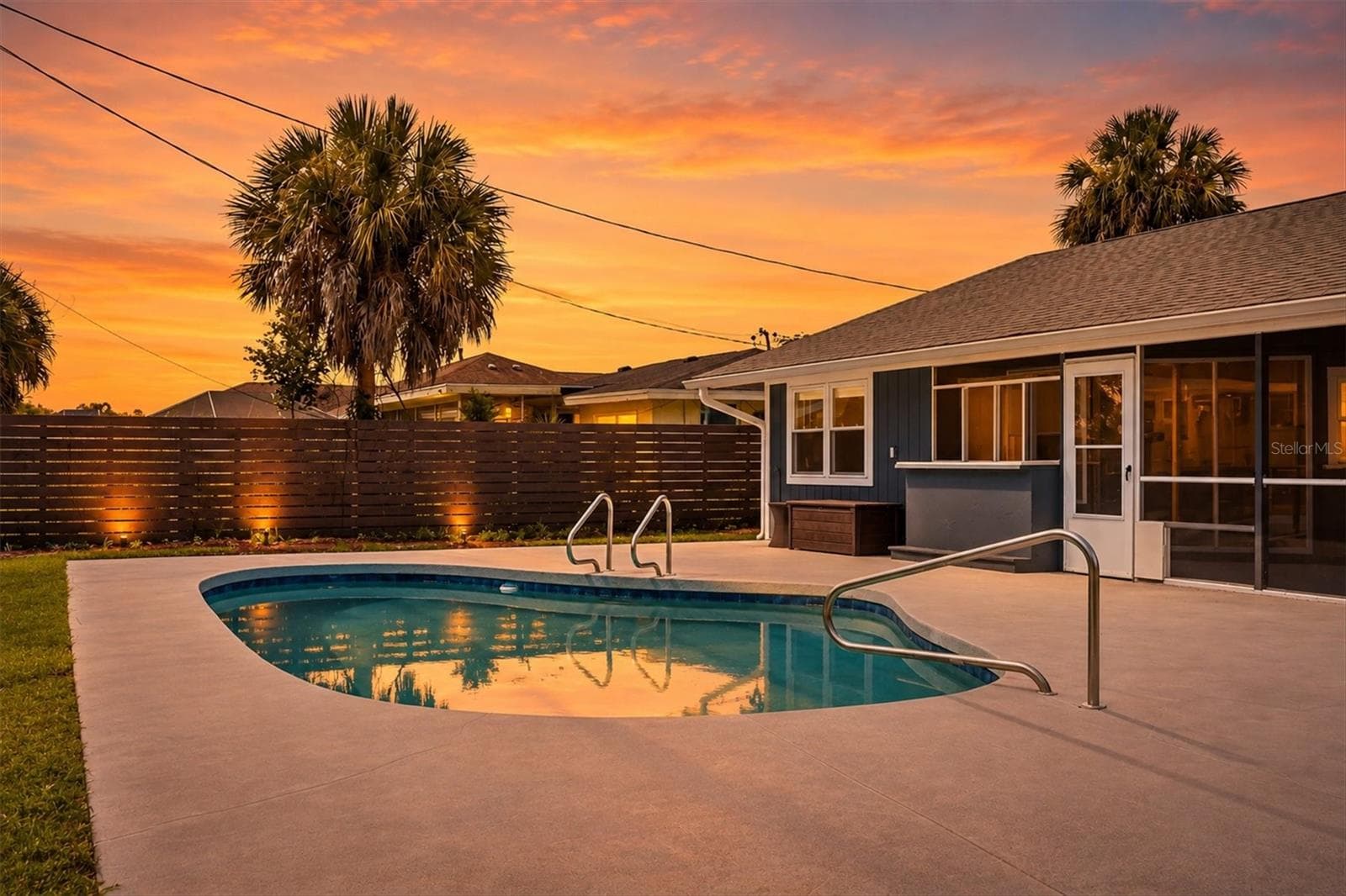 Single Family Residence at 286 MOUNT VERNON DR, VENICE, photo 2 of 45