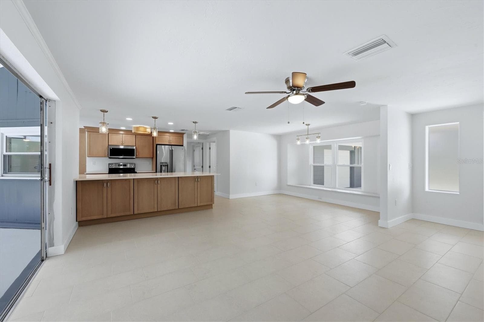 Single Family Residence at 286 MOUNT VERNON DR, VENICE, photo 8 of 45