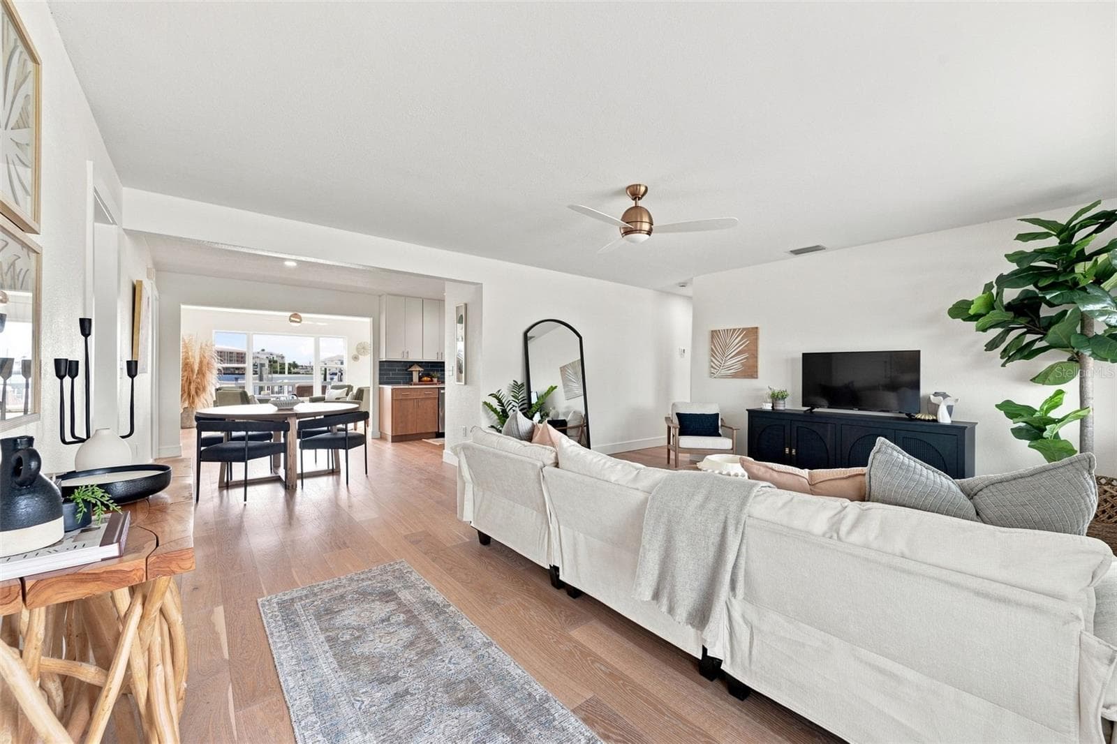Flows to the dining and family room. - 360 145TH AVE E, MADEIRA BEACH