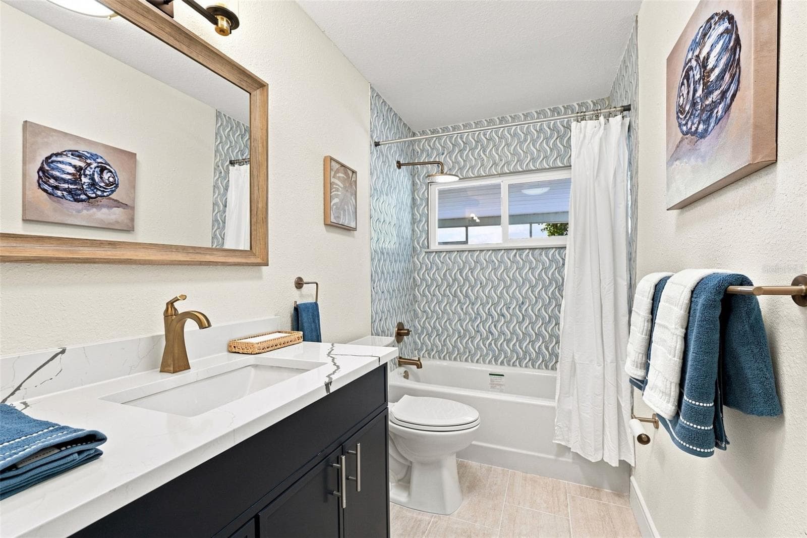 Beautiful guest bathroom. - 360 145TH AVE E, MADEIRA BEACH