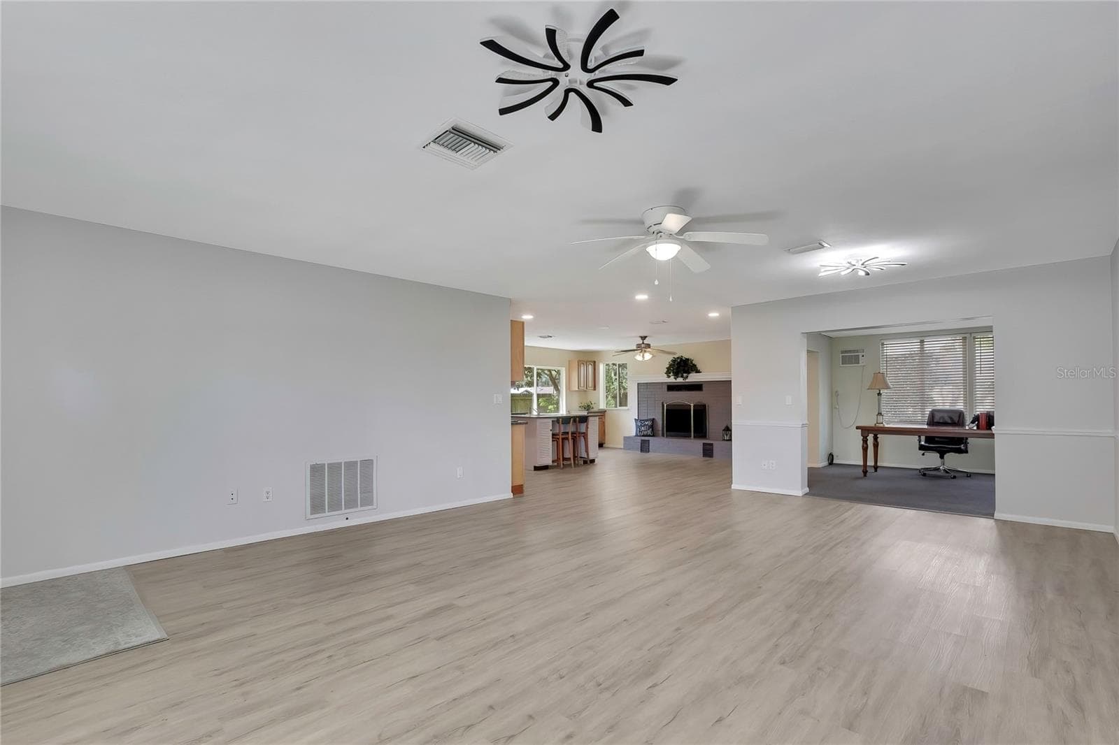 Large Open floor plan - 1185 MACFARLANE AVE, SPRING HILL