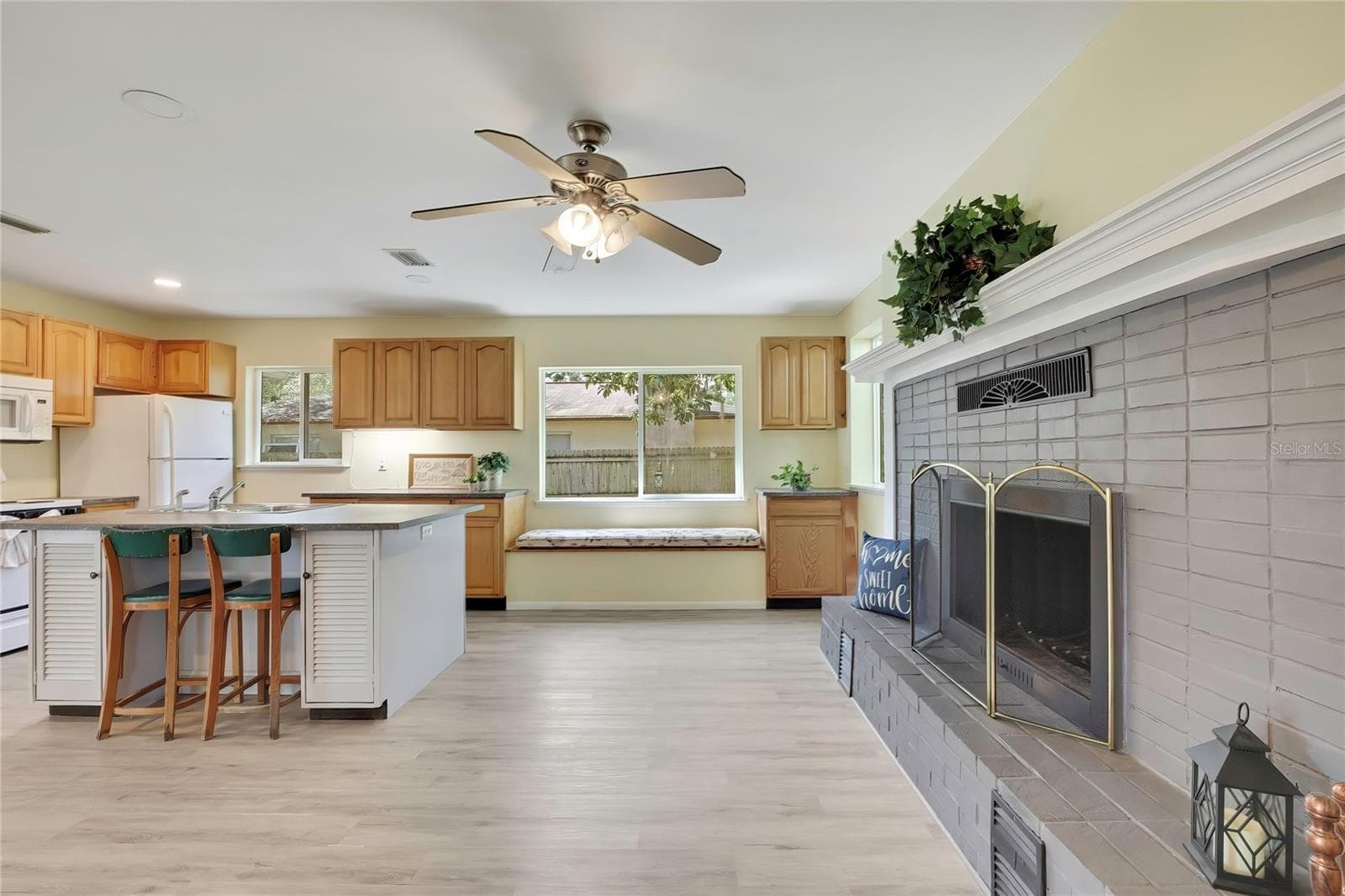 Large eat in kitchen/dining combo - 1185 MACFARLANE AVE, SPRING HILL