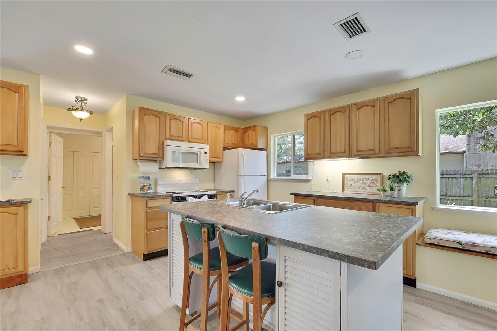 Kitchen with center island - 1185 MACFARLANE AVE, SPRING HILL