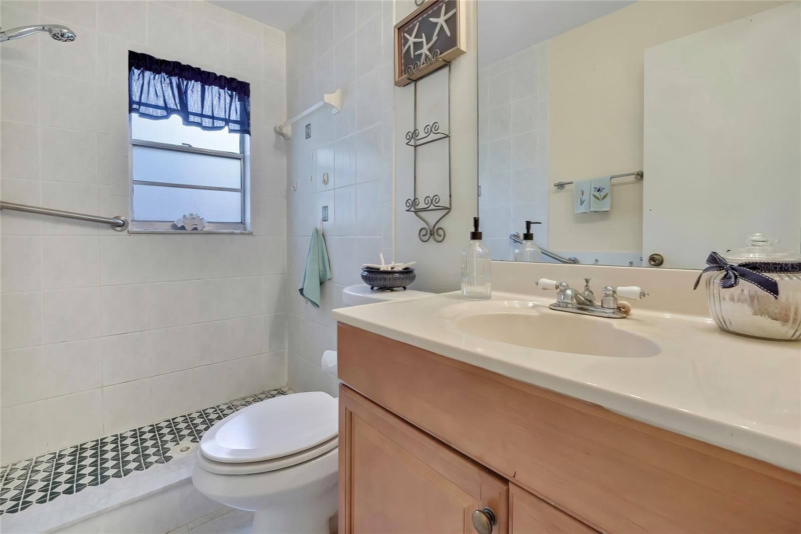 Bathroom with walk-in shower - 1185 MACFARLANE AVE, SPRING HILL