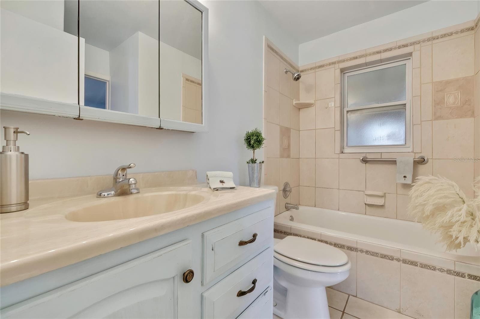 Bathroom with tub/shower - 1185 MACFARLANE AVE, SPRING HILL