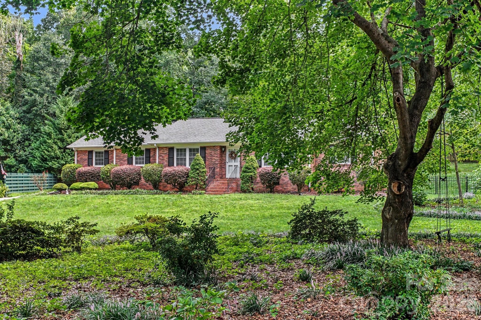Single Family Residence at 1204 Dumbarton Road, Gastonia, photo 3 of 31
