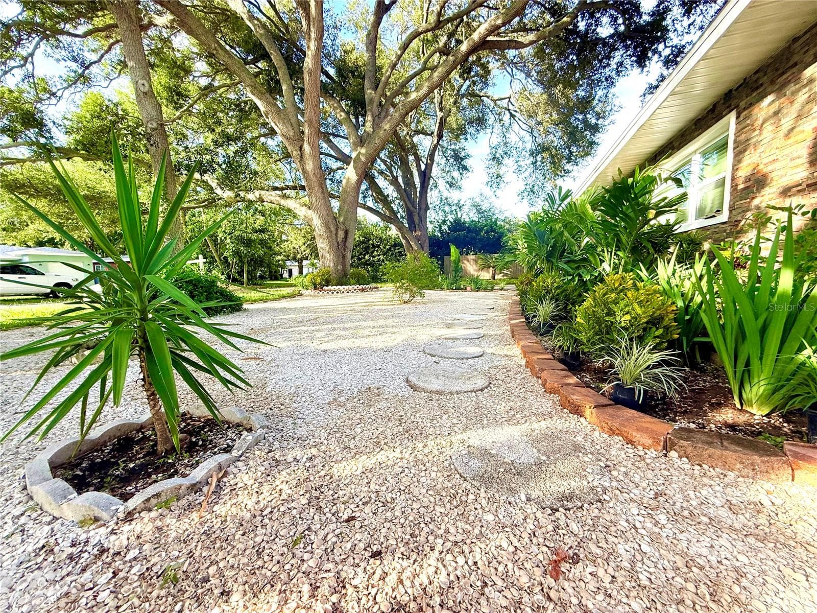 Single Family Residence at 1557 ROBINSON DR N, ST PETERSBURG, photo 3 of 45