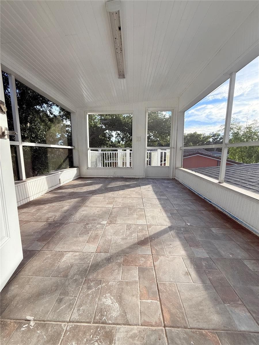 Single Family Residence at 1557 ROBINSON DR N, ST PETERSBURG, photo 35 of 45