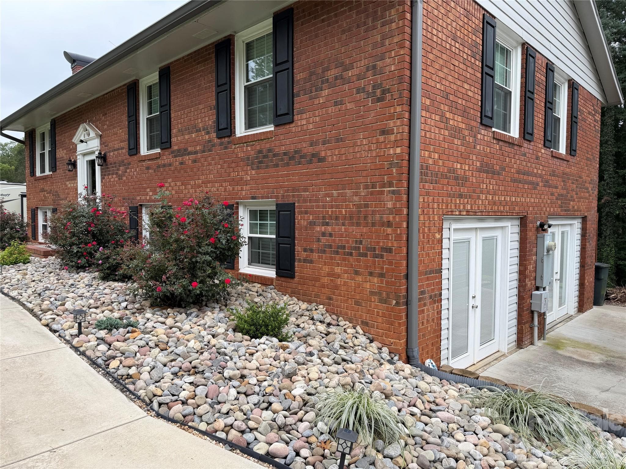Front right - 1000 Beaumont Poplar Street, North Wilkesboro