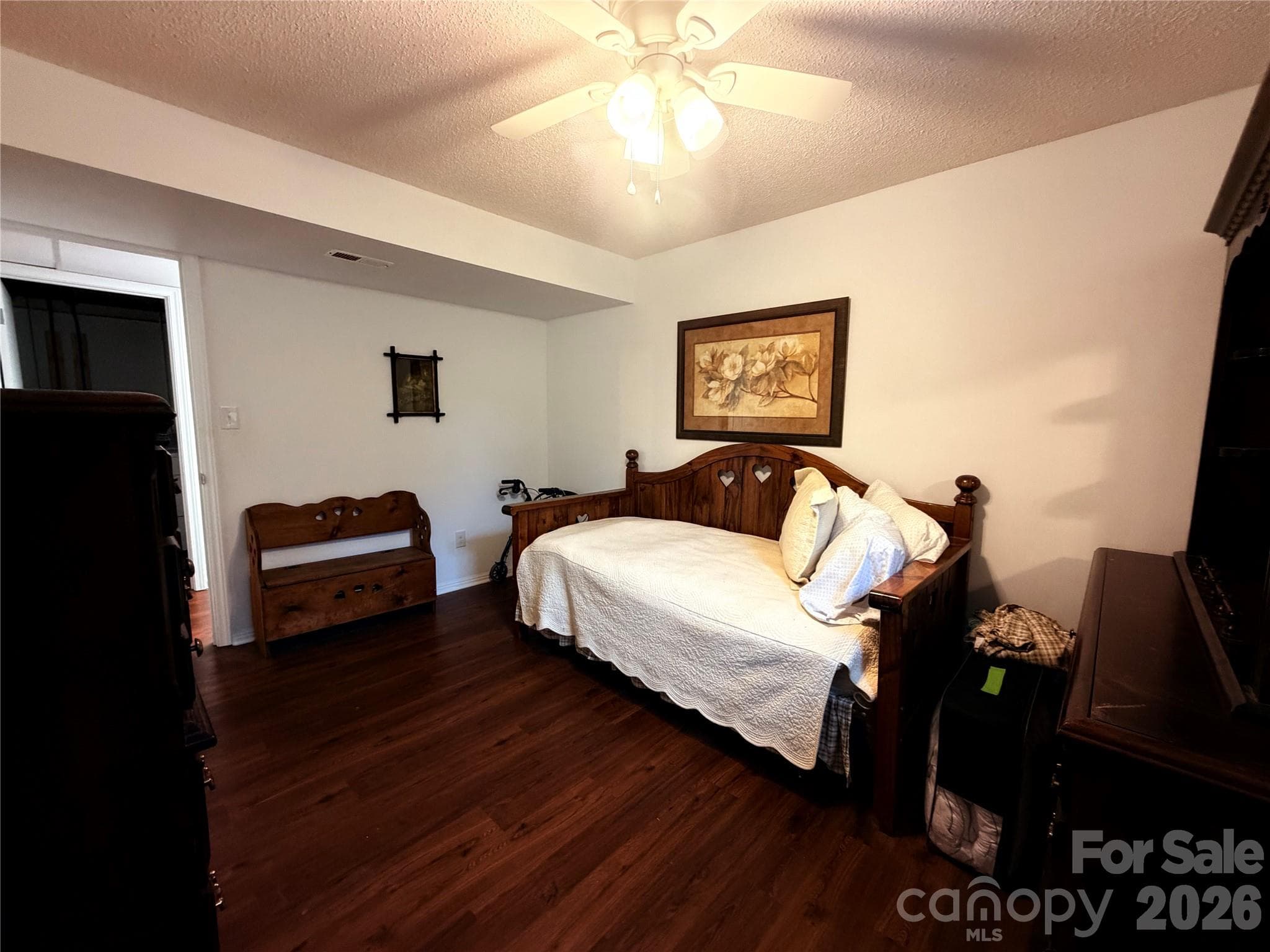 Downstairs Guest Room - 1000 Beaumont Poplar Street, North Wilkesboro