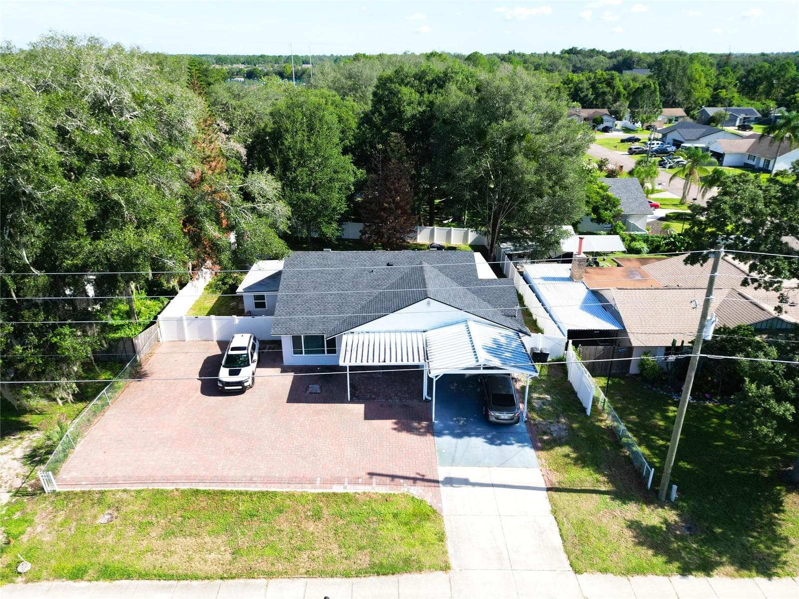 1915 E LAKE DR