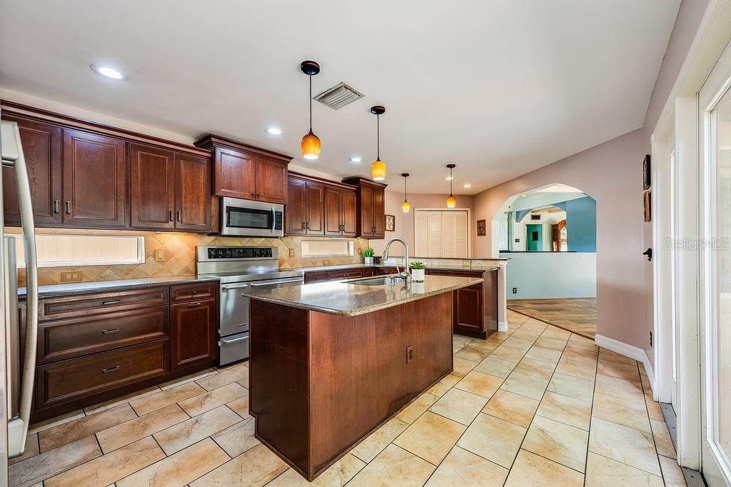 Single Family Residence at 1835 OAK LN, ORLANDO, photo 12 of 62