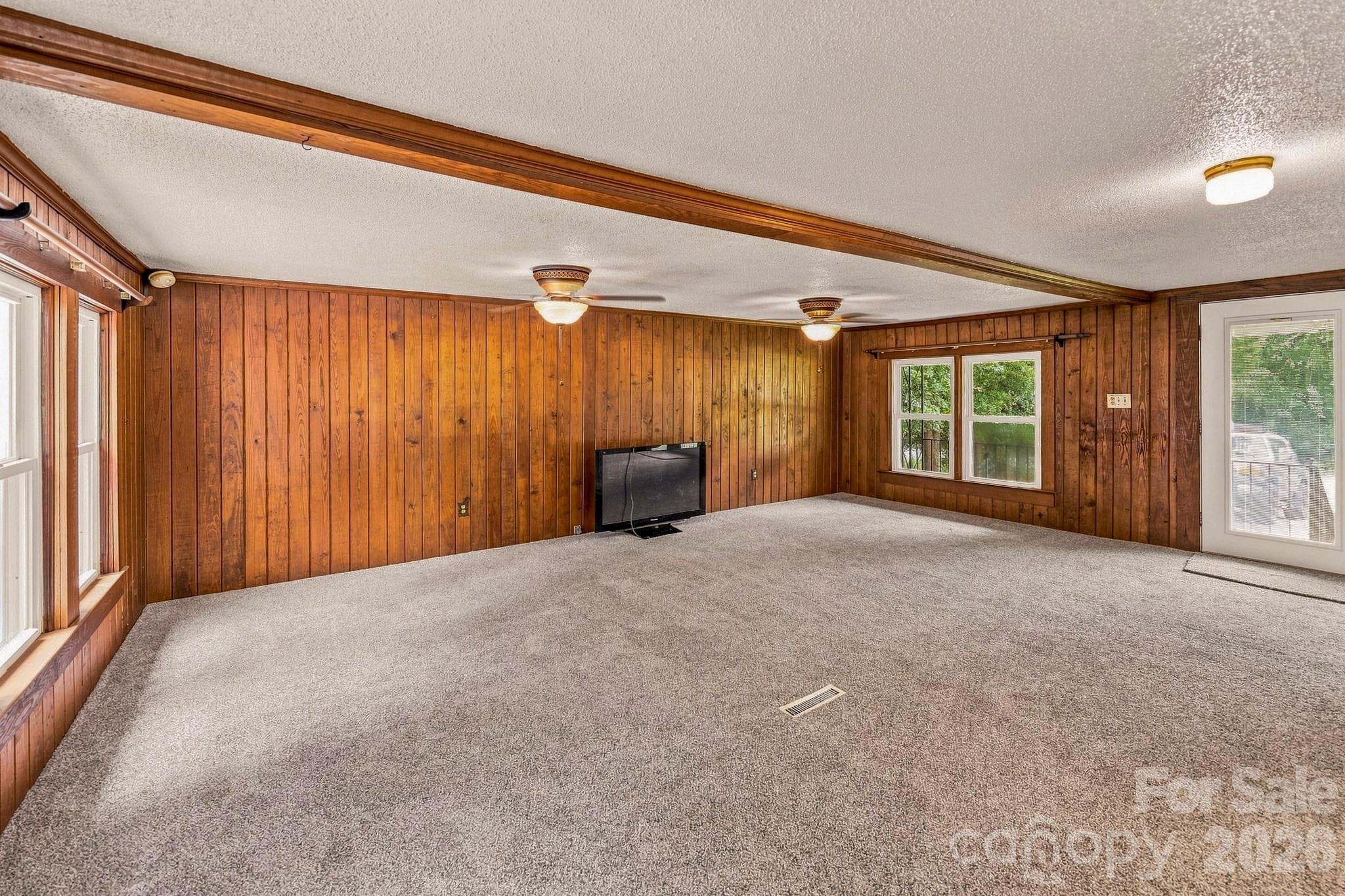 Family Room - 257 Maryland Drive, Forest City