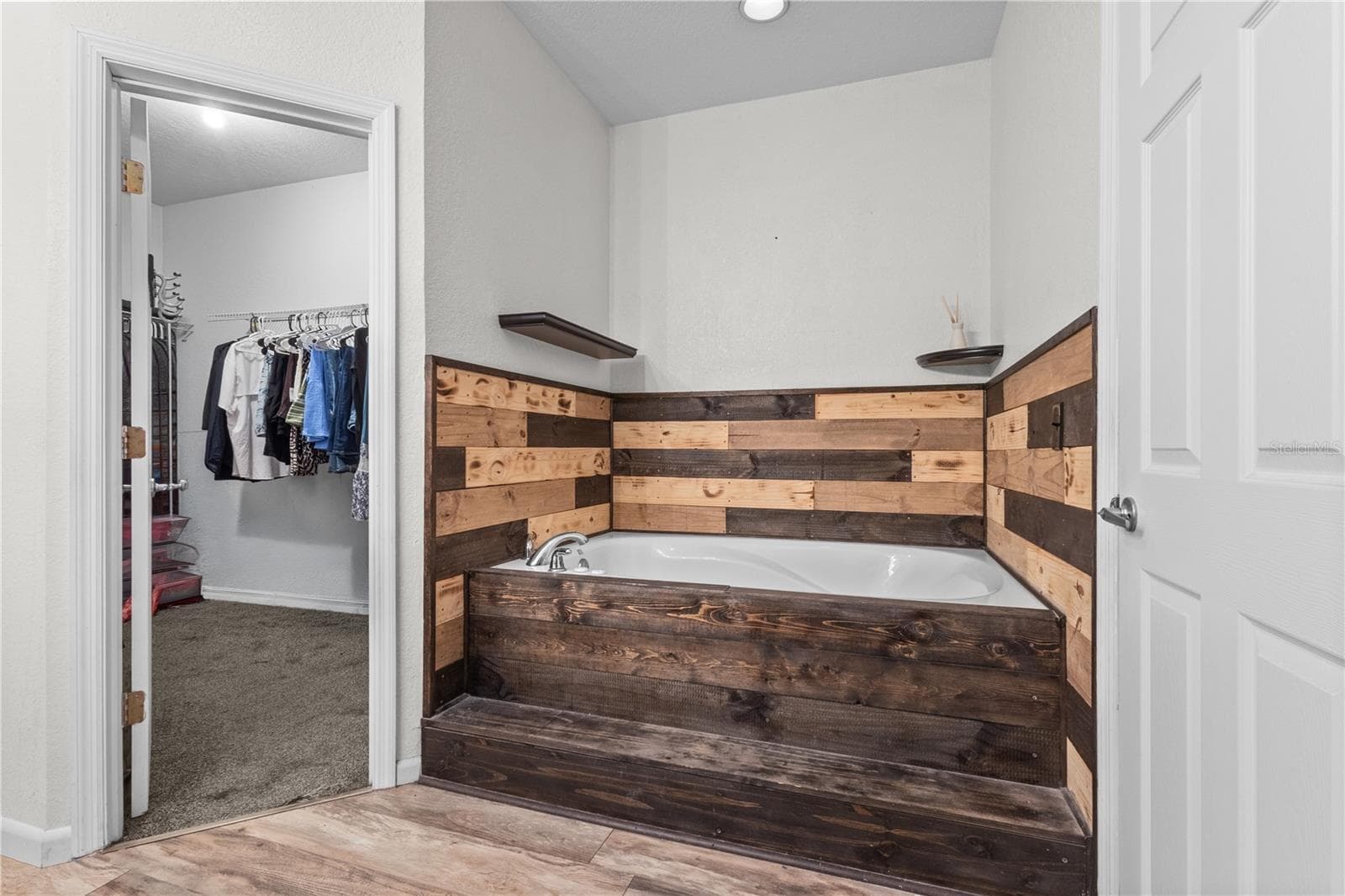 Big Tub and Walk-in Closet - 324 NE 300TH ST, CROSS CITY