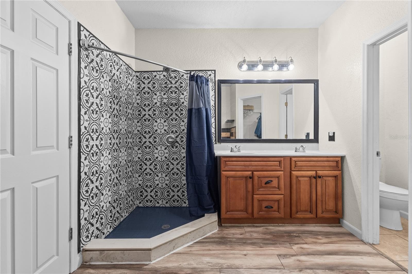 Corner Shower - 324 NE 300TH ST, CROSS CITY