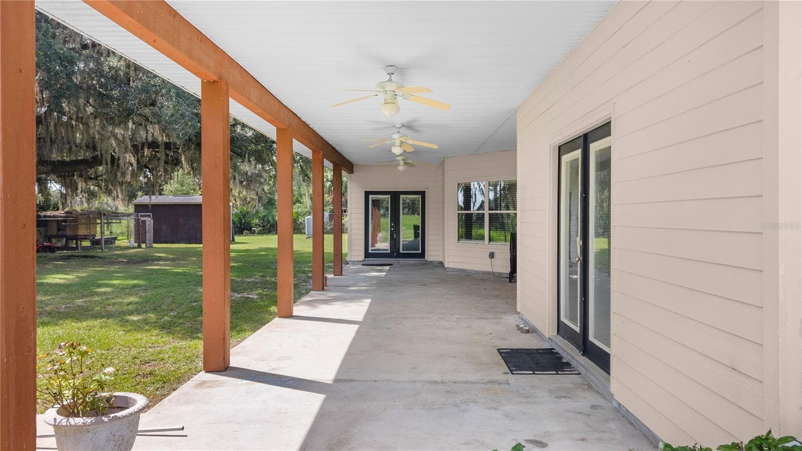 Large Back Porch Overlooking 400 acres! - 324 NE 300TH ST, CROSS CITY