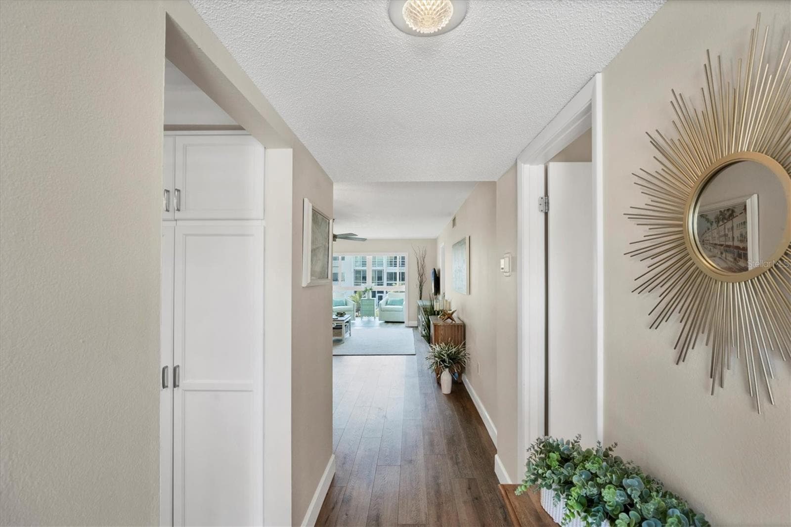 Light and bright entry - 210 SANTA MARIA ST #248, VENICE