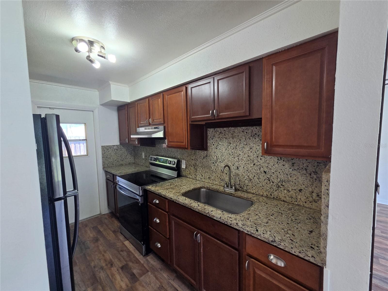 Single Family Residence at 1500 CREST AVE, LEESBURG, photo 10 of 23