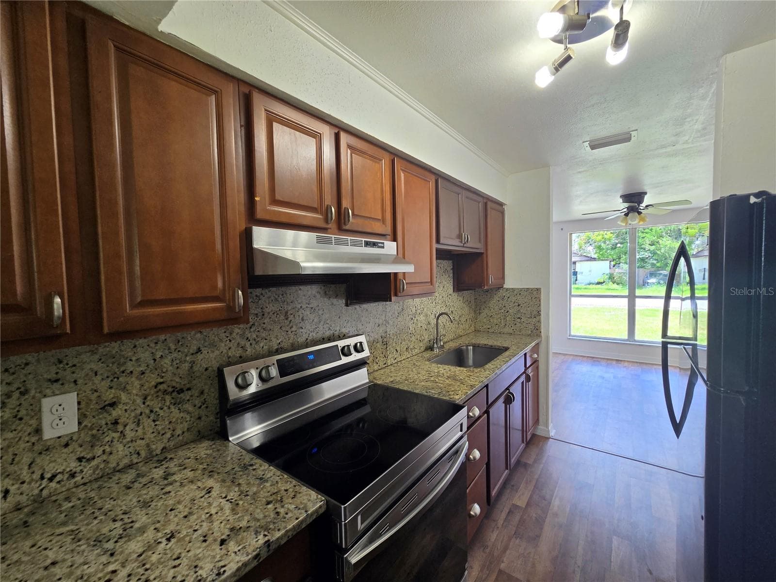 Single Family Residence at 1500 CREST AVE, LEESBURG, photo 12 of 23