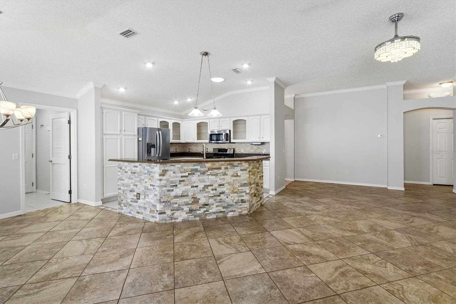 Villa at 1068 BURNETTOWN PL, THE VILLAGES, photo 11 of 43