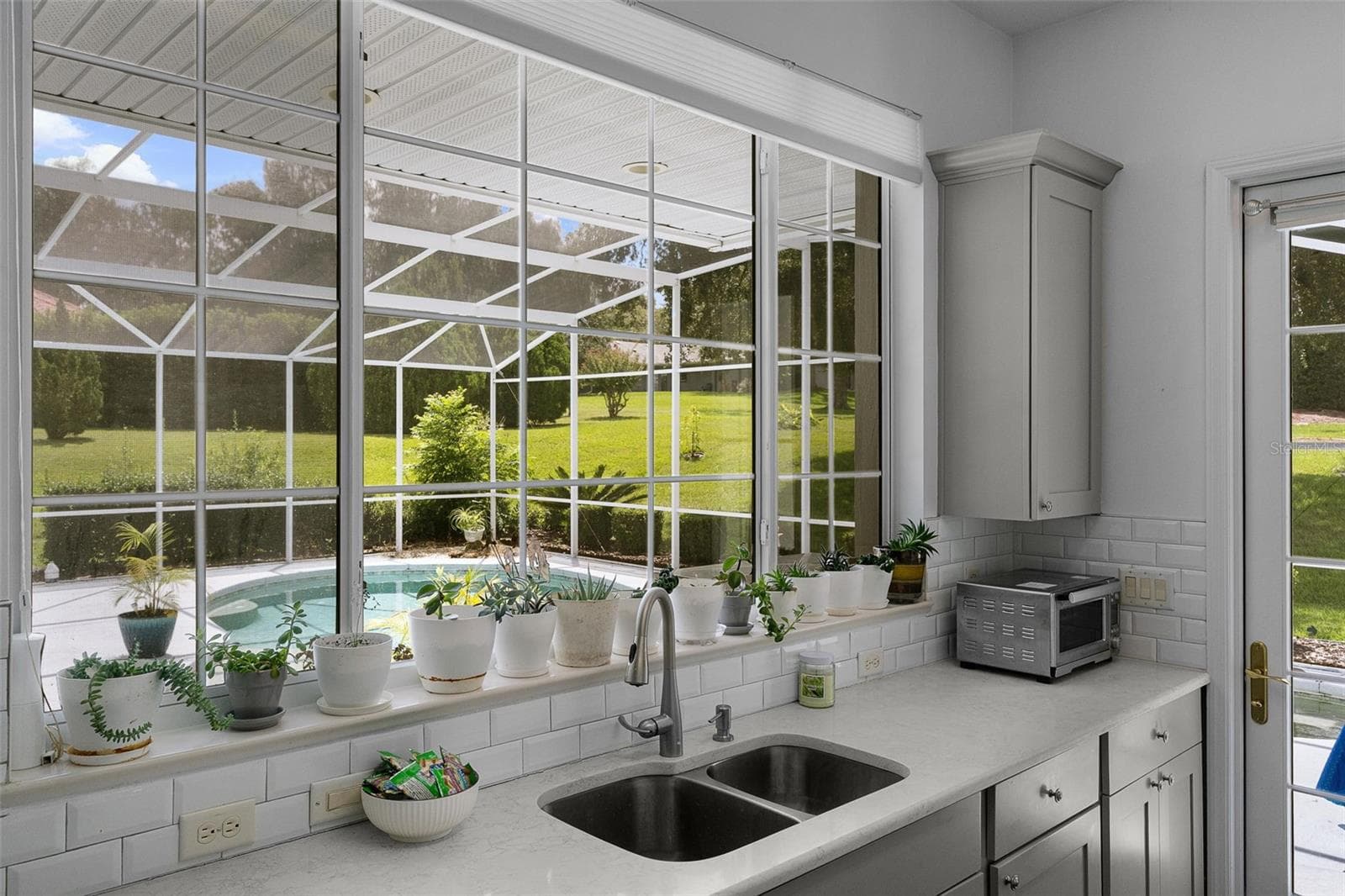 Kitchen Overlooking Pool - 39407 TREELINE DR, LADY LAKE