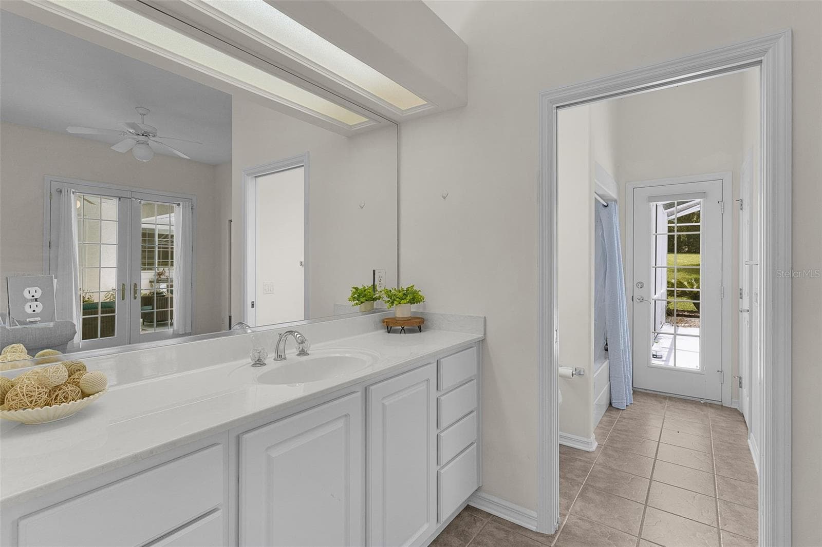 Guest Bathroom 2 / Pool Bath - 39407 TREELINE DR, LADY LAKE