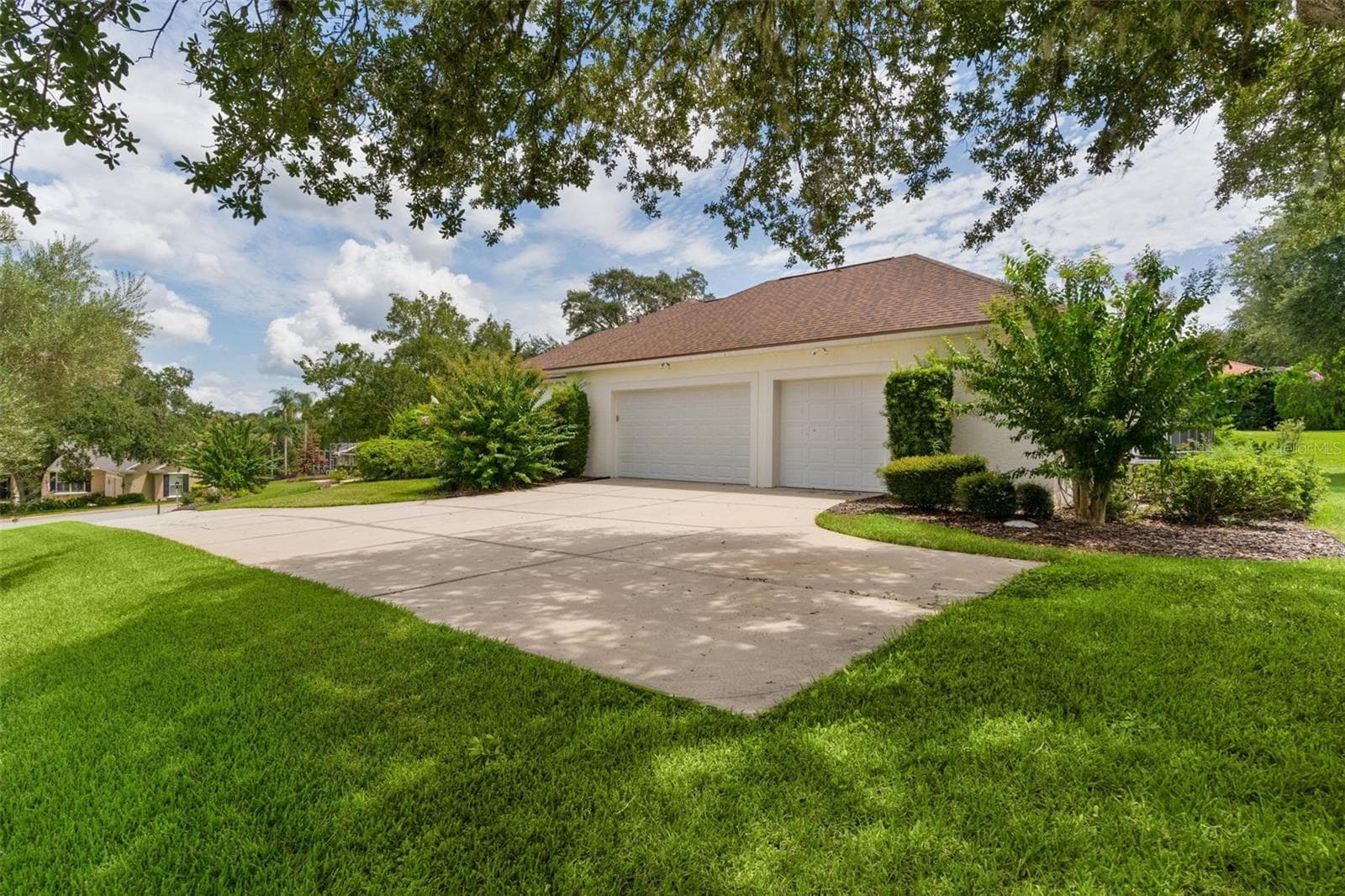 Side-Load 3 Car Garage - 39407 TREELINE DR, LADY LAKE