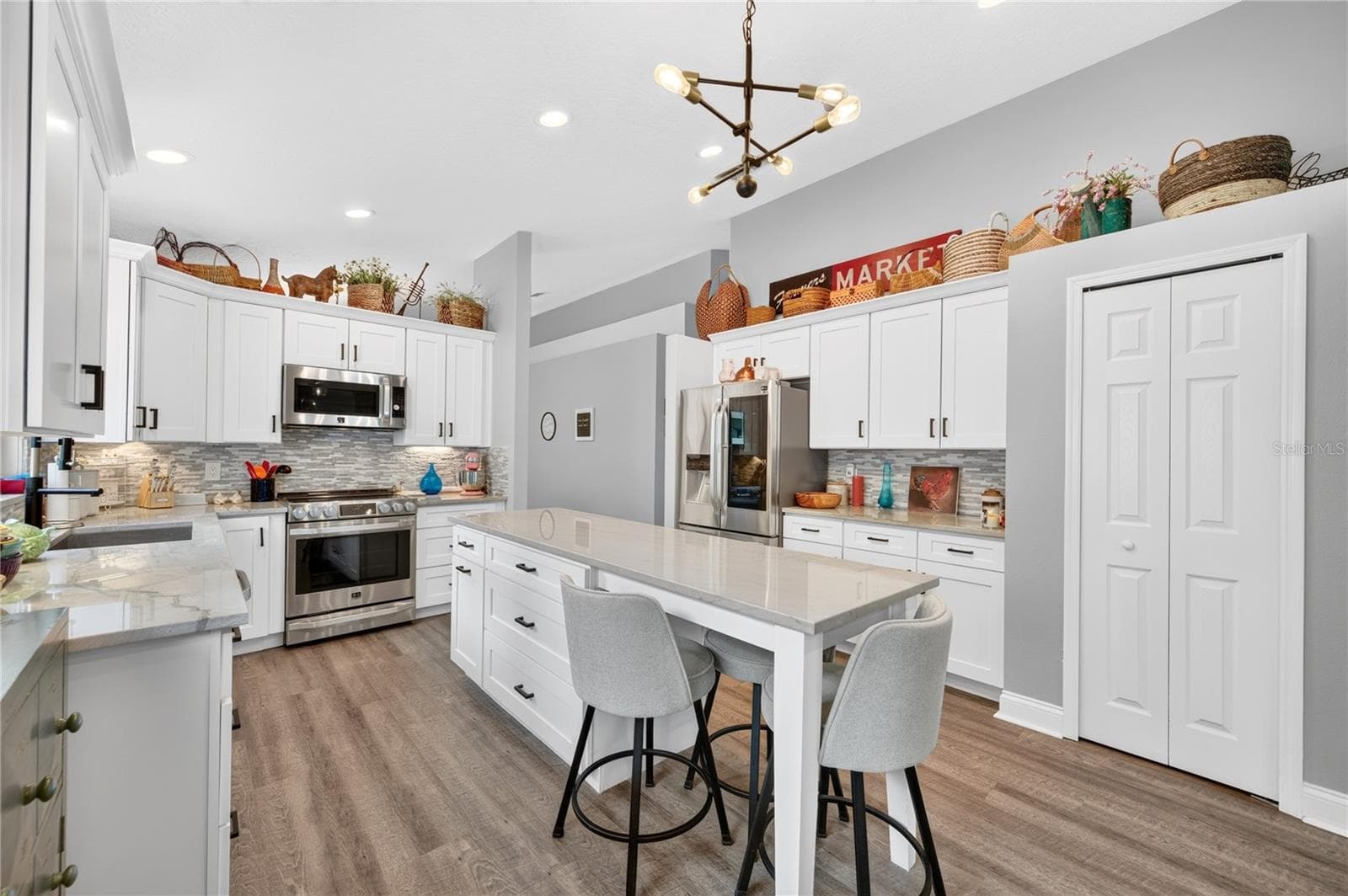 Kitchen with High Ceilings center Island and Pantry - 4339 NORTHERN DANCER WAY, ORLANDO