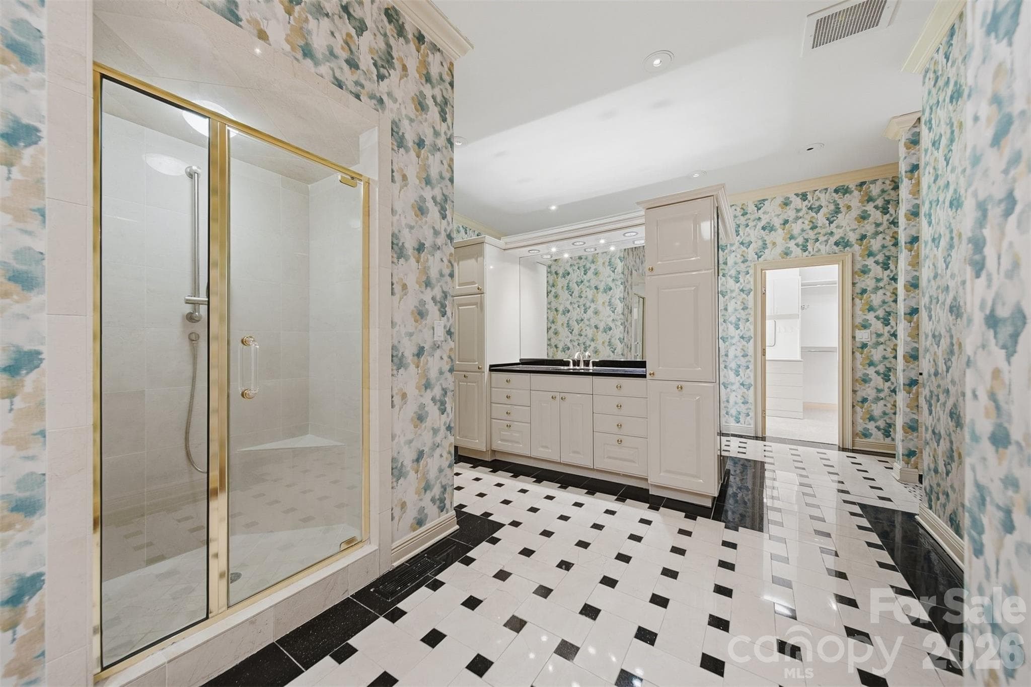 Large Primary Bath. - 3619 Links Drive NE, Conover