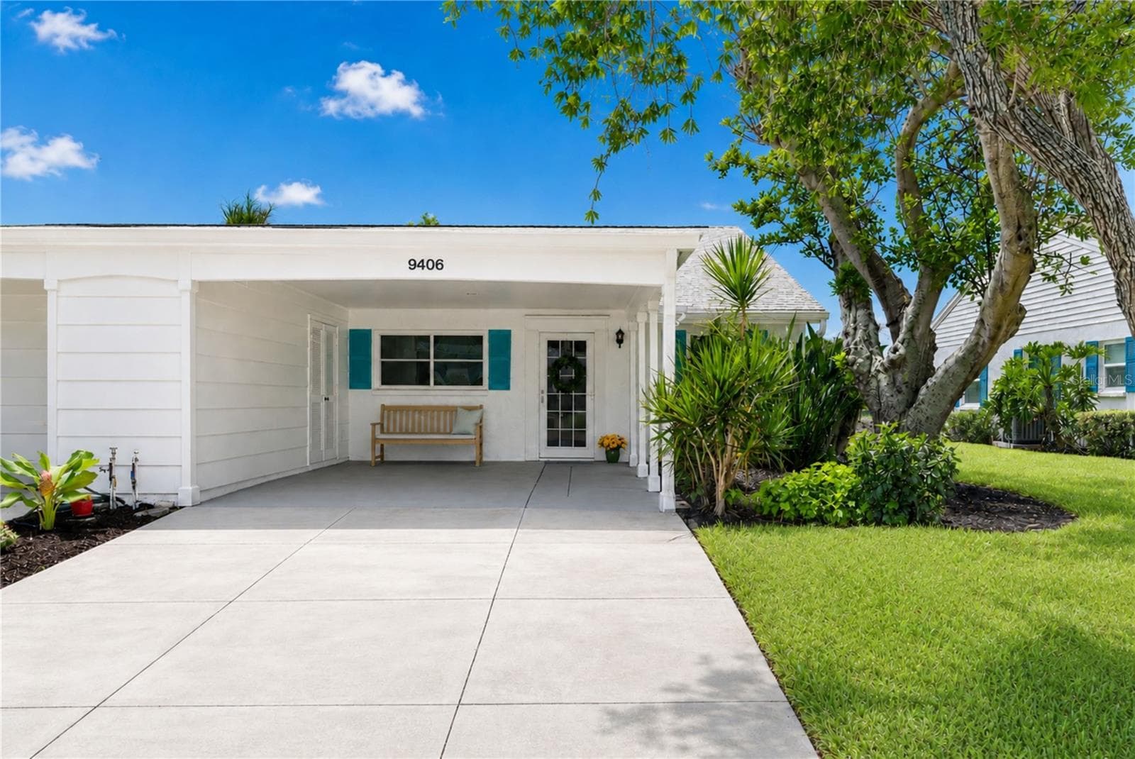 Villa carport and driveway - 9406 ANDOVER CIR, BRADENTON
