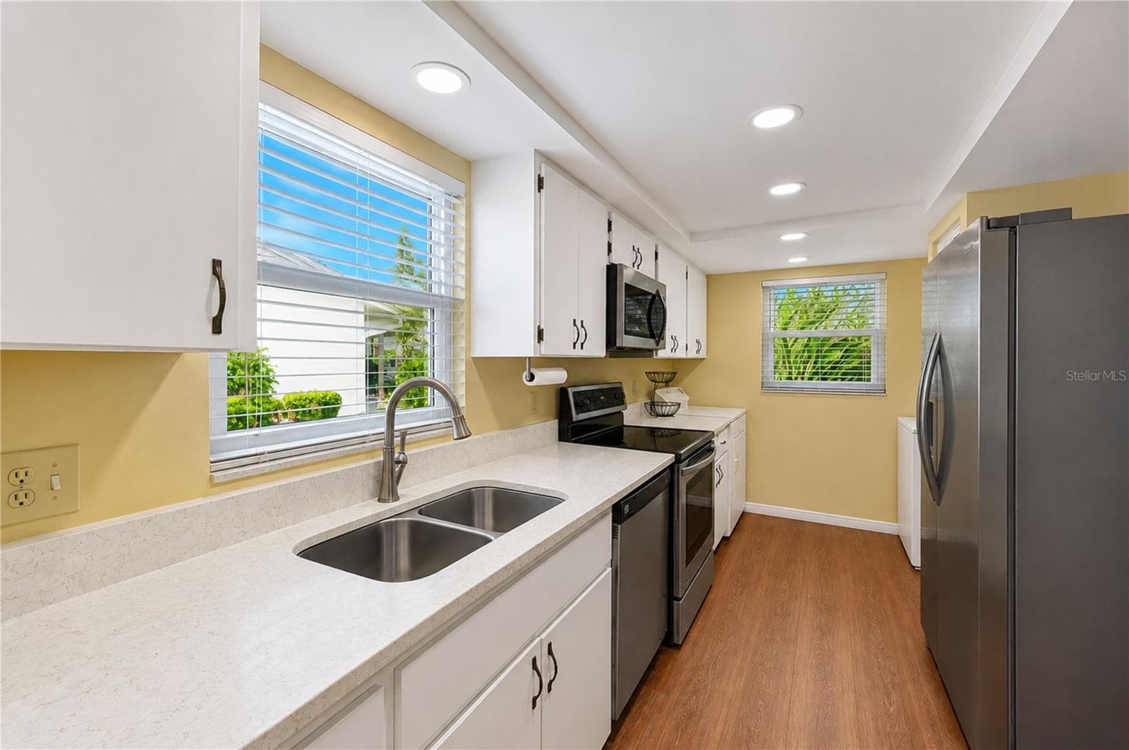 Kitchen to front window - 9406 ANDOVER CIR, BRADENTON