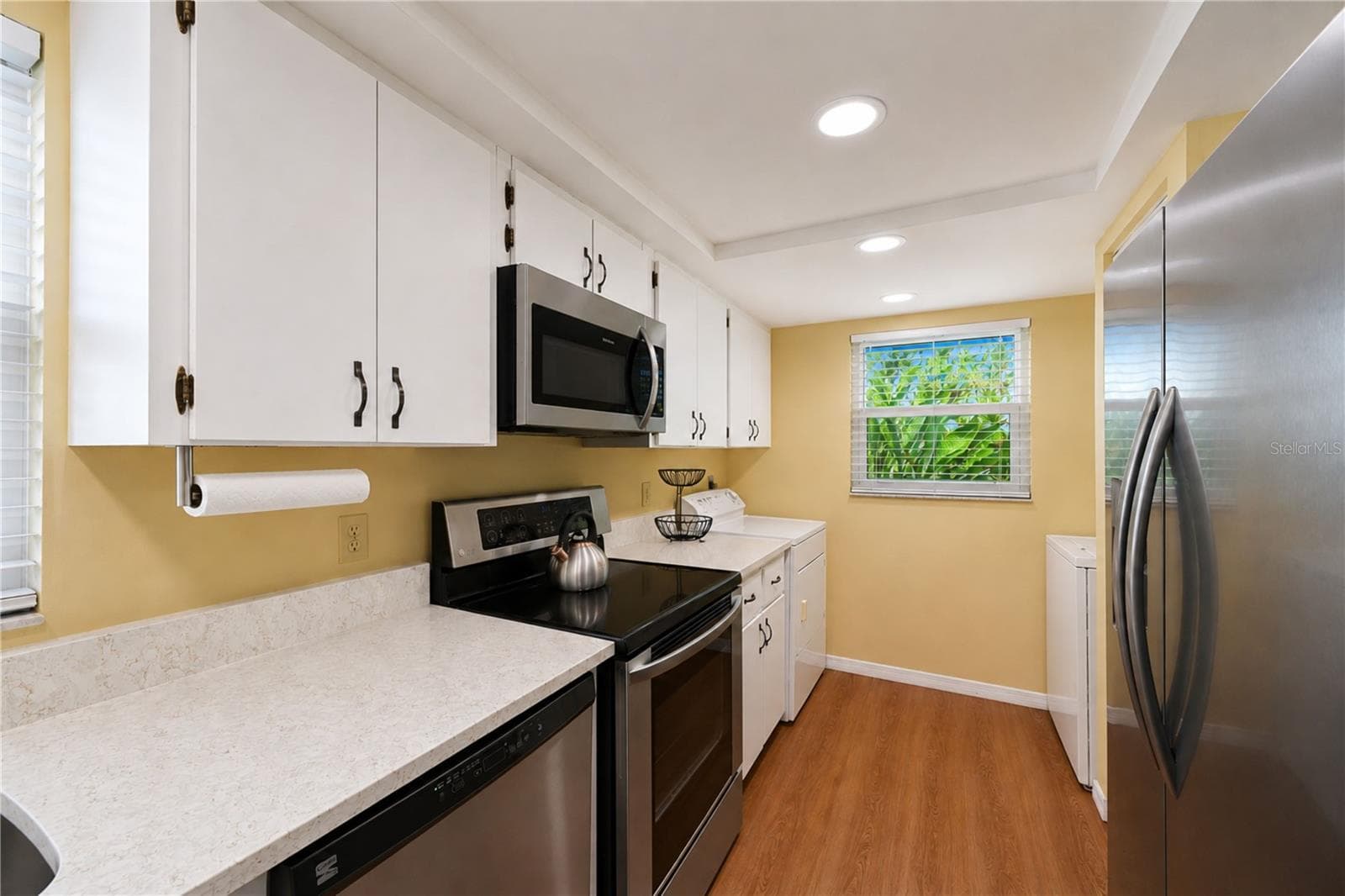 Kitchen to front window - 9406 ANDOVER CIR, BRADENTON