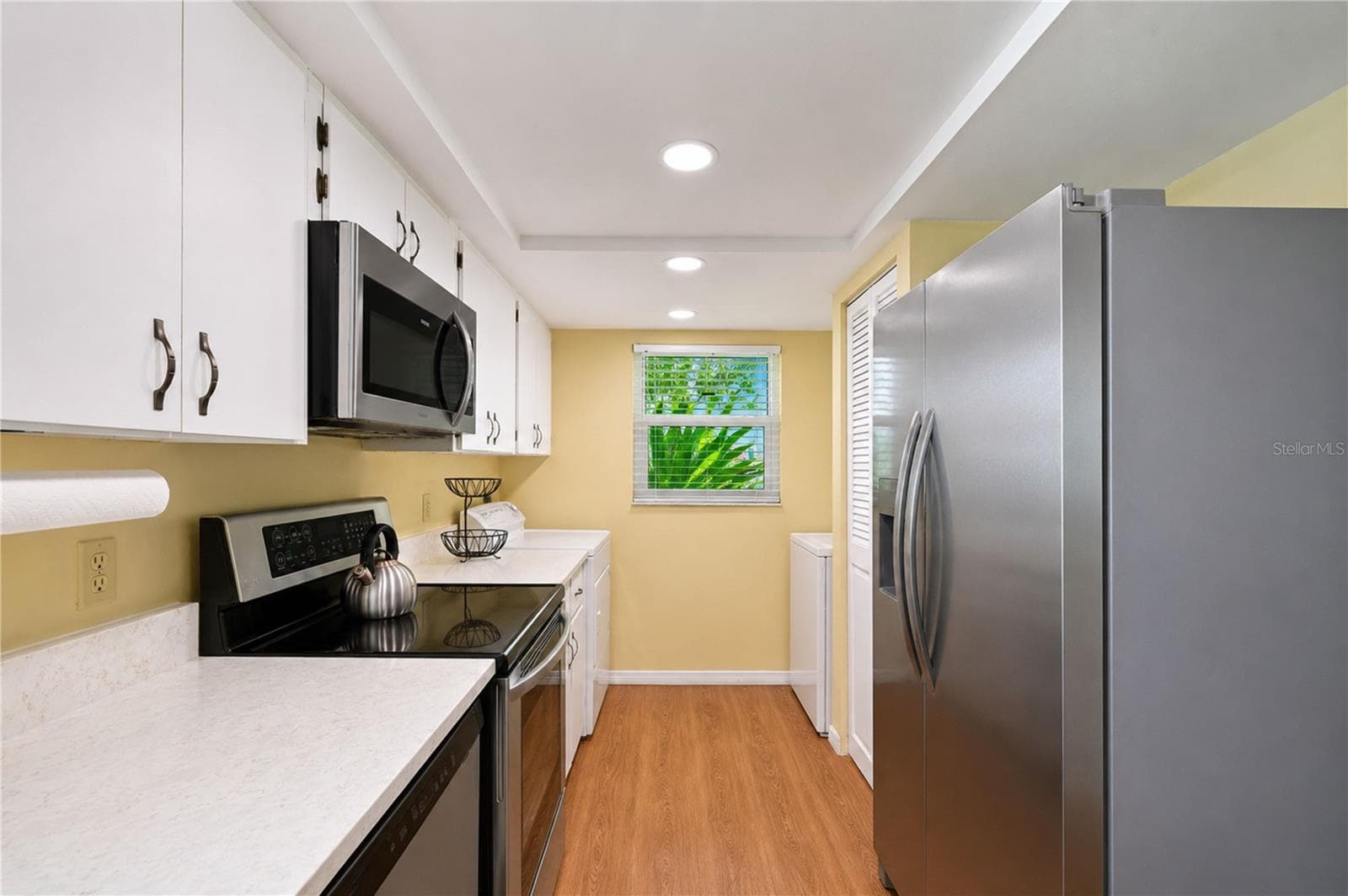 Kitchen to front window - 9406 ANDOVER CIR, BRADENTON