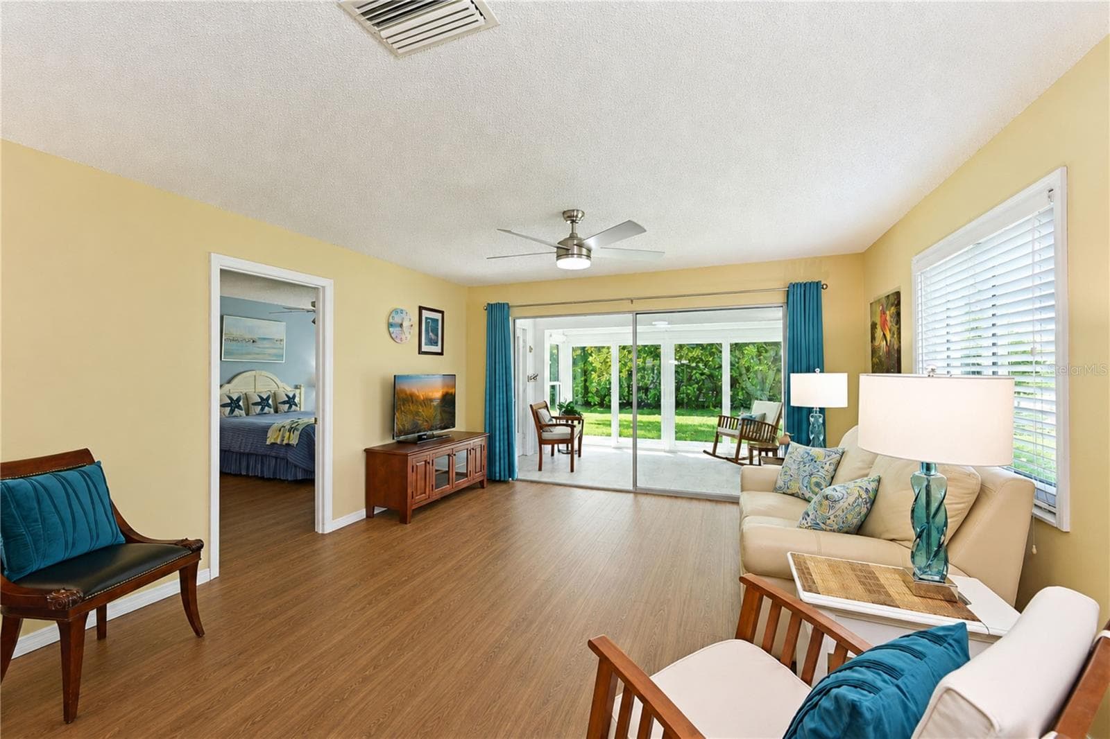 Living through to lanai - 9406 ANDOVER CIR, BRADENTON