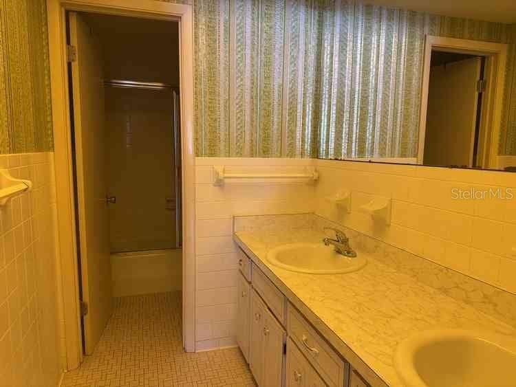 Hall Bath - NONE, MULBERRY