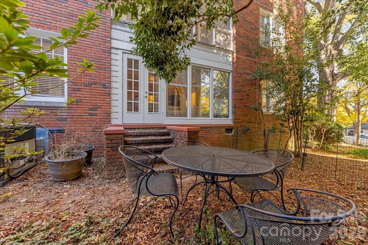Condominium at 2300 Roswell Avenue, Charlotte, photo 33 of 34