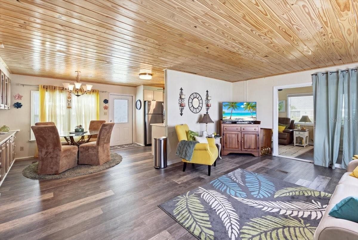 An entertaining space, delightfully decorated. - 1451 BLUE HERON DR, ENGLEWOOD