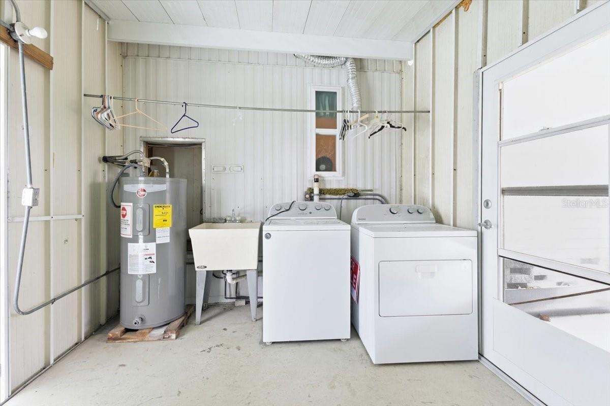 utility rm. w/Hot Water heater, washer-dryer, laundry tubFront & back door + window. - 1451 BLUE HERON DR, ENGLEWOOD