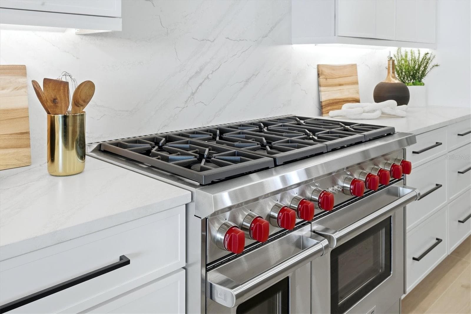 natural gas cooking, Wolf stove - 6264 CHAMPIONS ROW ST, BRADENTON