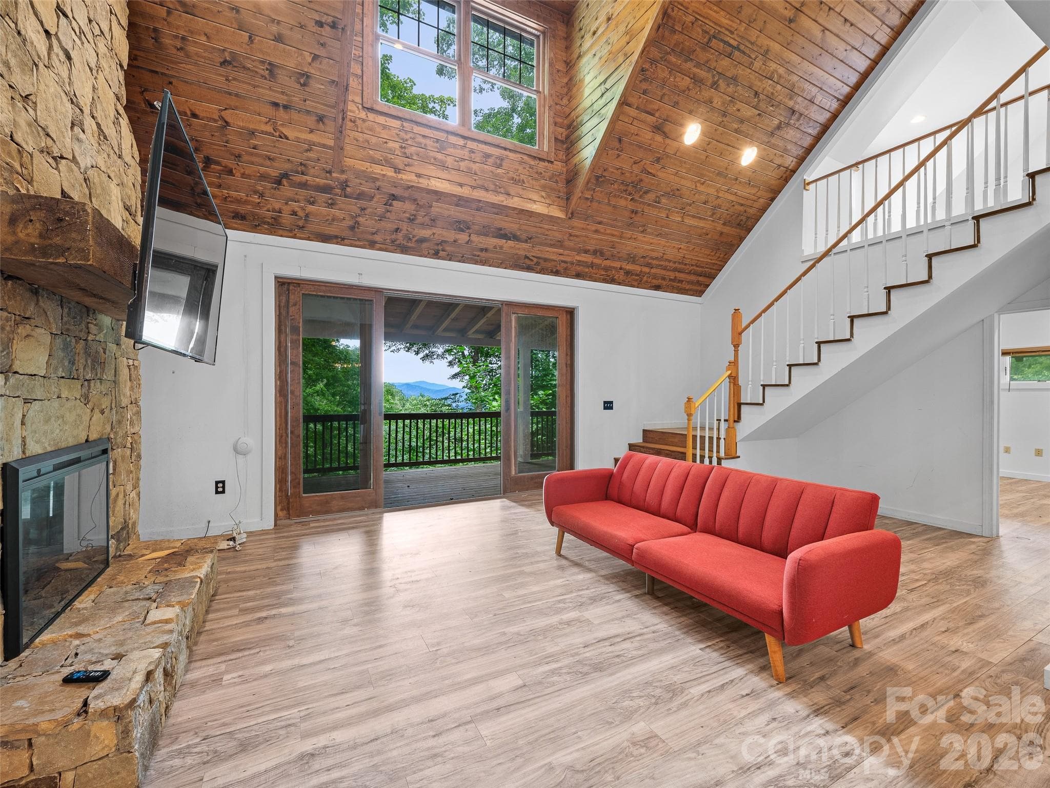 MOUNTAIN VIEWS! - Burnsville