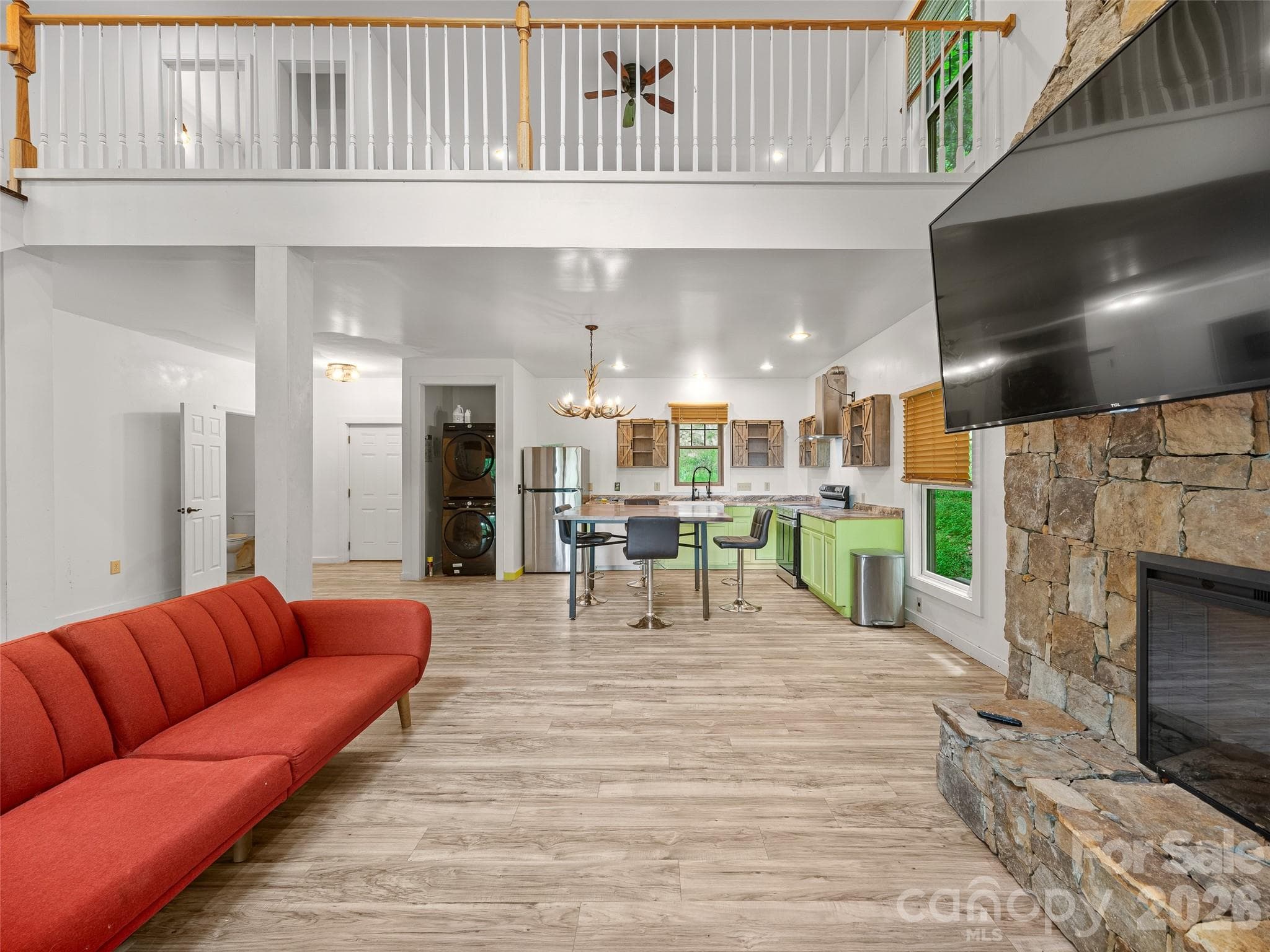 GREAT FOR ENTERTAINING - Burnsville