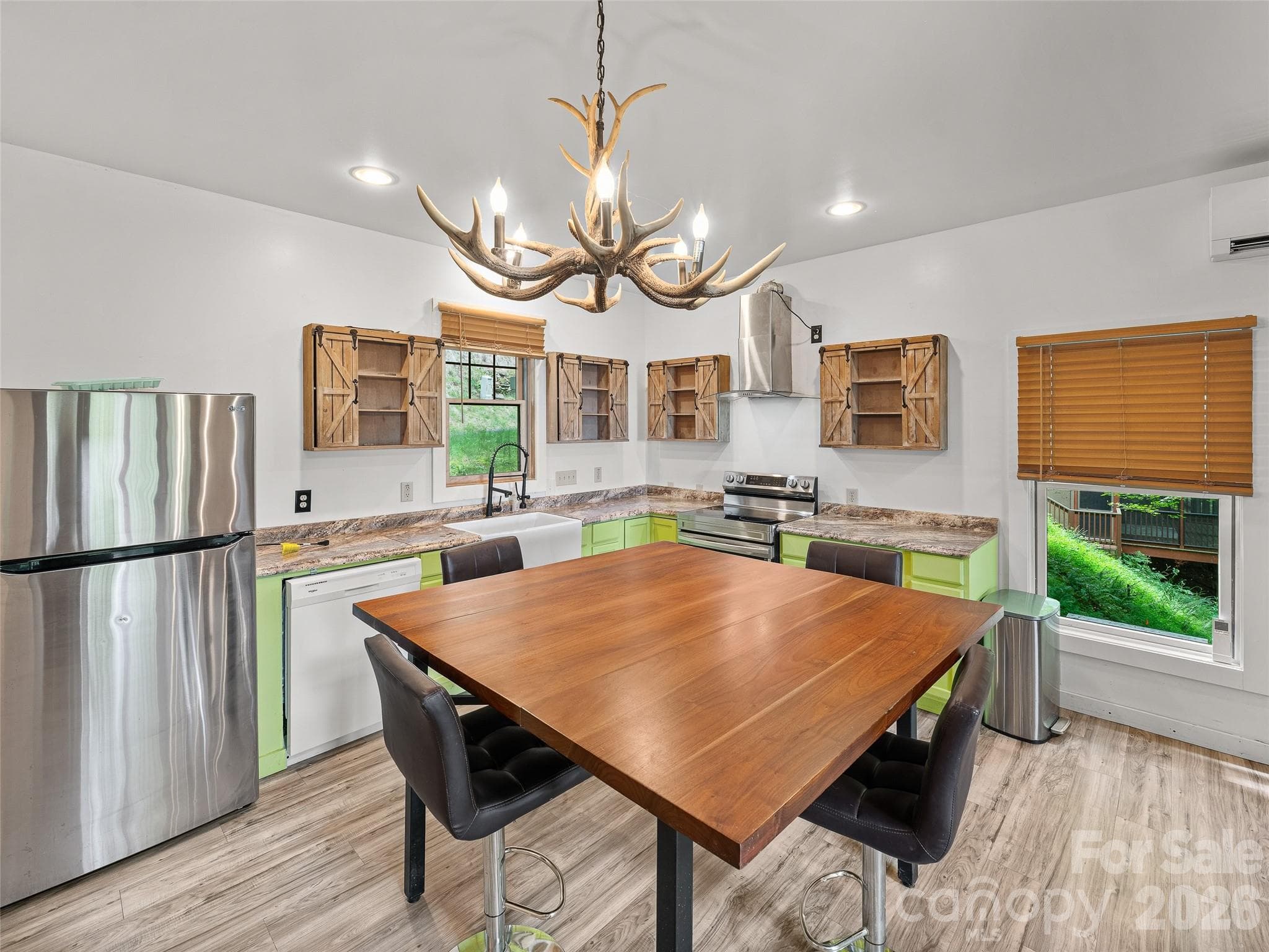 KITCHEN WITH LOTS OF SPACE - Burnsville