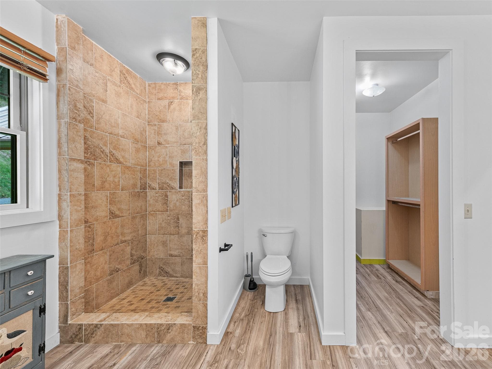 OVERSIZED ENSUITE W/WALK-IN- CLOSET - Burnsville