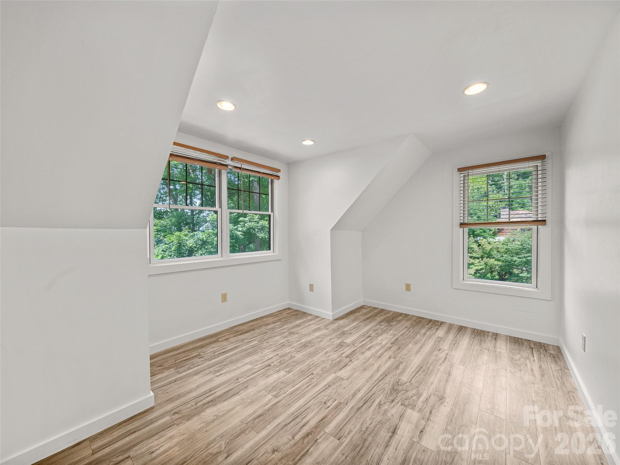 OFFICE ON UPPER LEVEL - Burnsville