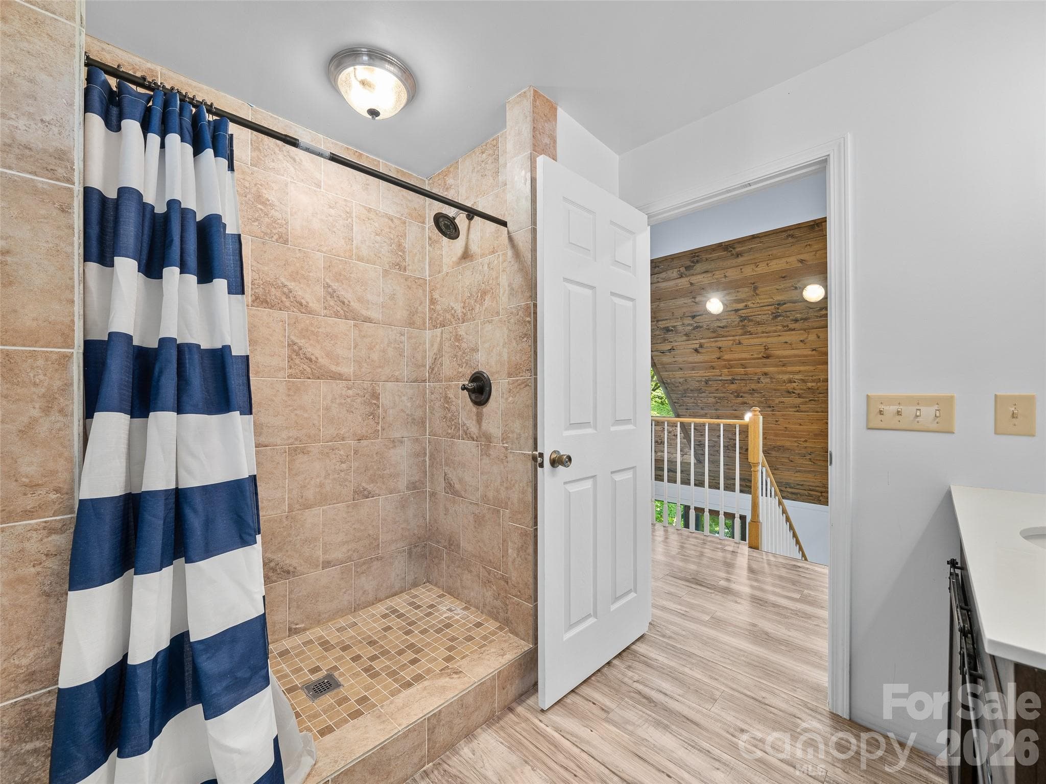 FULLBATH ON UPPER-LEVEL - Burnsville