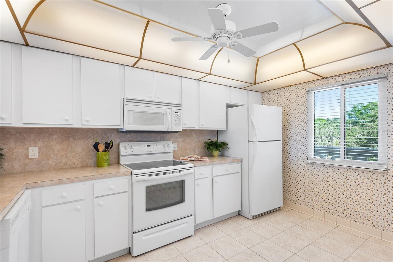 Lots of counter space - 1776 6TH ST NW #409, WINTER HAVEN