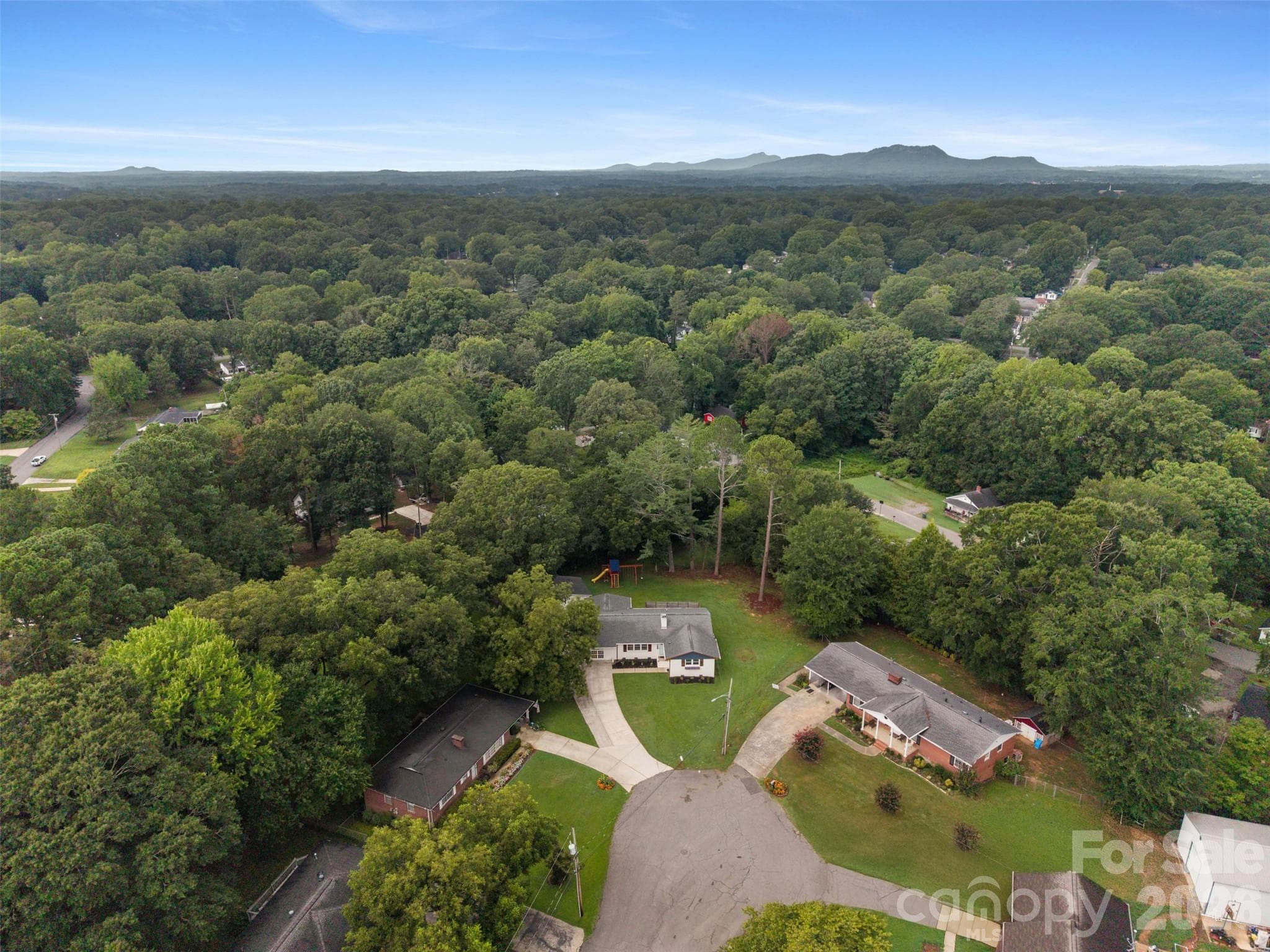 Quick drive to Crowder's Mountain - 821 Normandy View Street, Gastonia